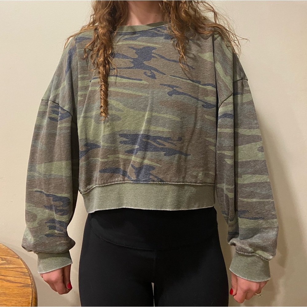 Cropped camo sweatshirt